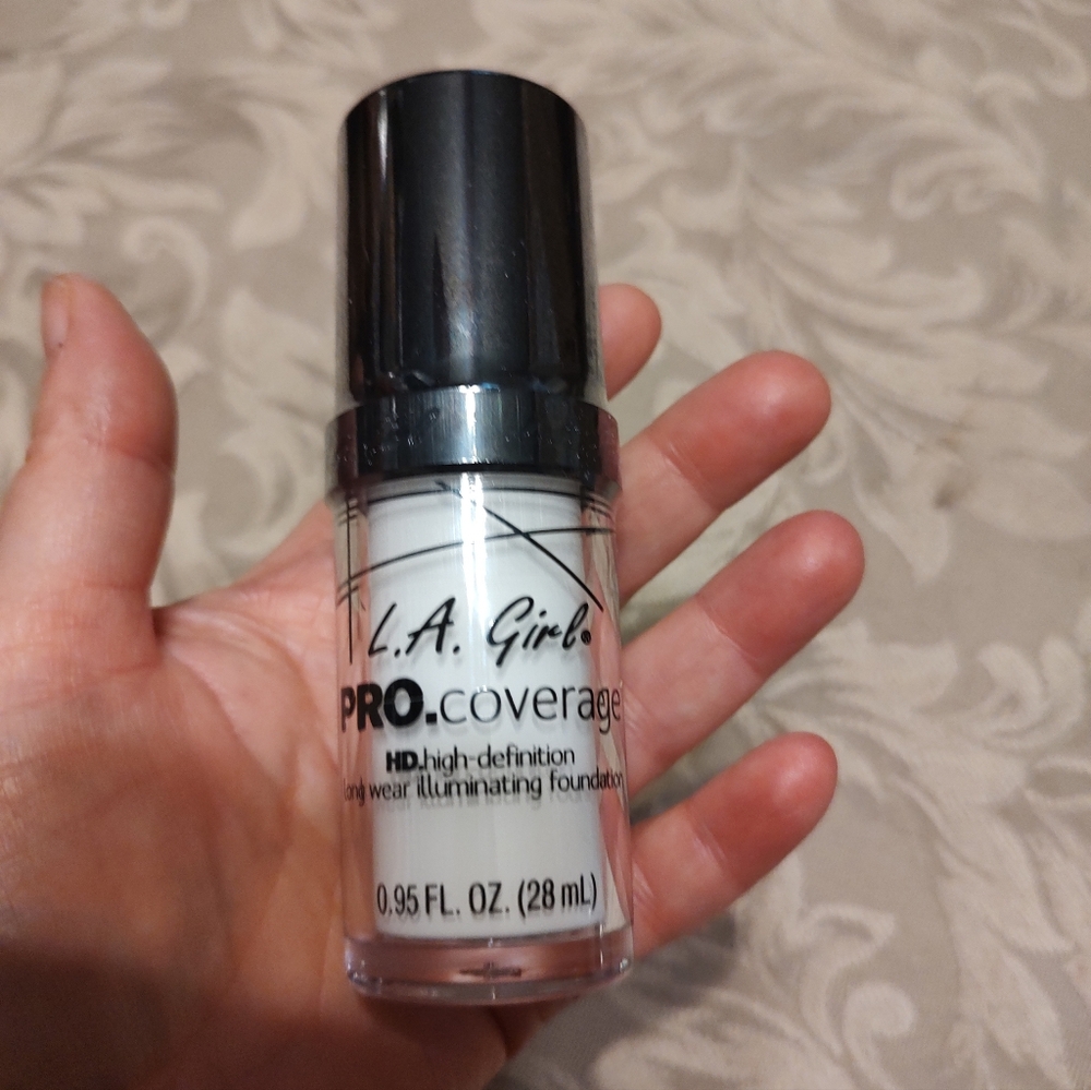 🕷️🐈⬛🕷️ NWT L.A. Girl Pro Coverage White Liquid Foundation - Picture 2 of 13
